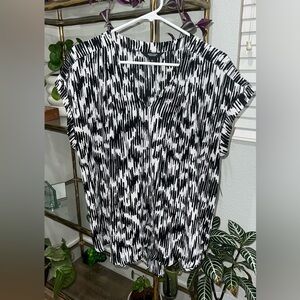 Black and white Simply Vera wang blouse